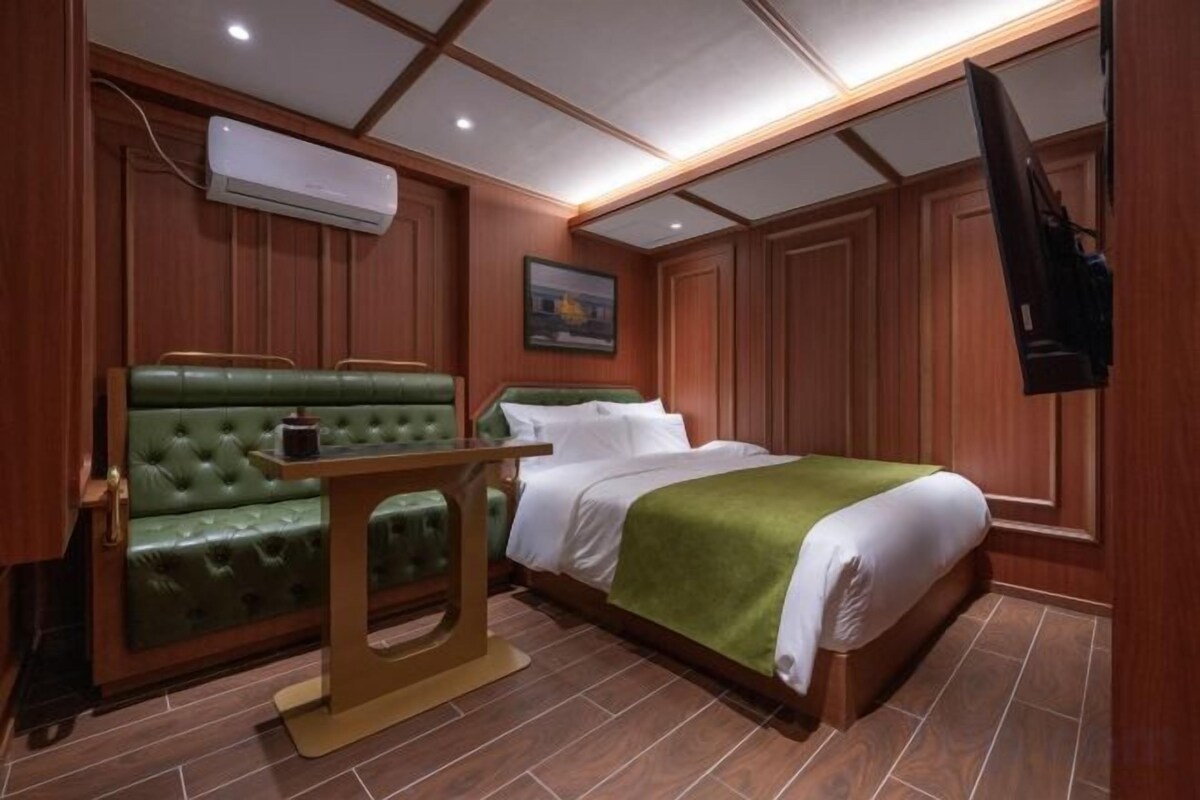 Premium bedding, WiFi (free), bed sheets
