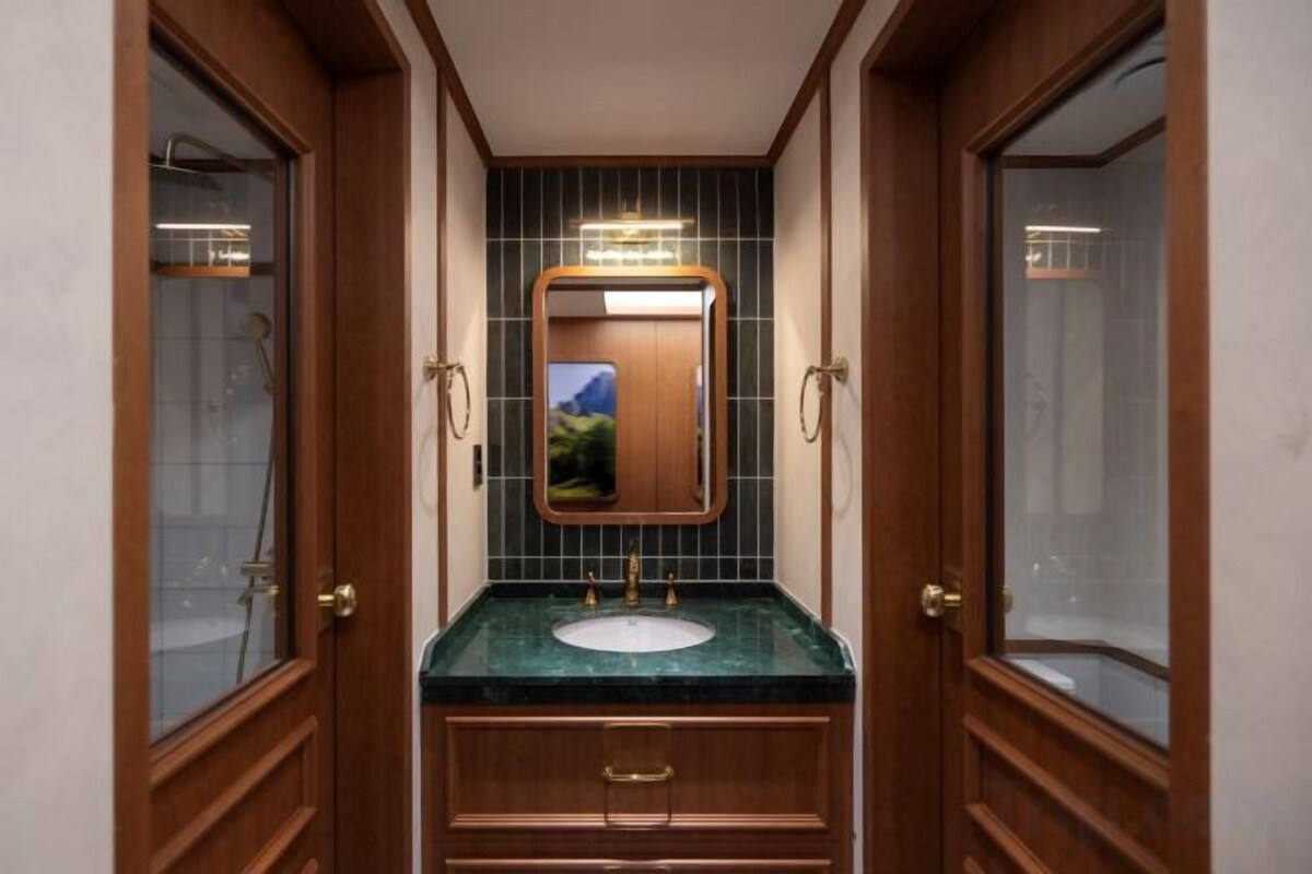 Bathroom | Bathrobes, slippers, towels
