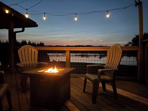 Lakefront Oasis:Big Back Porch, Private Pool & Hot Tub! All on Lake Chickamauga 