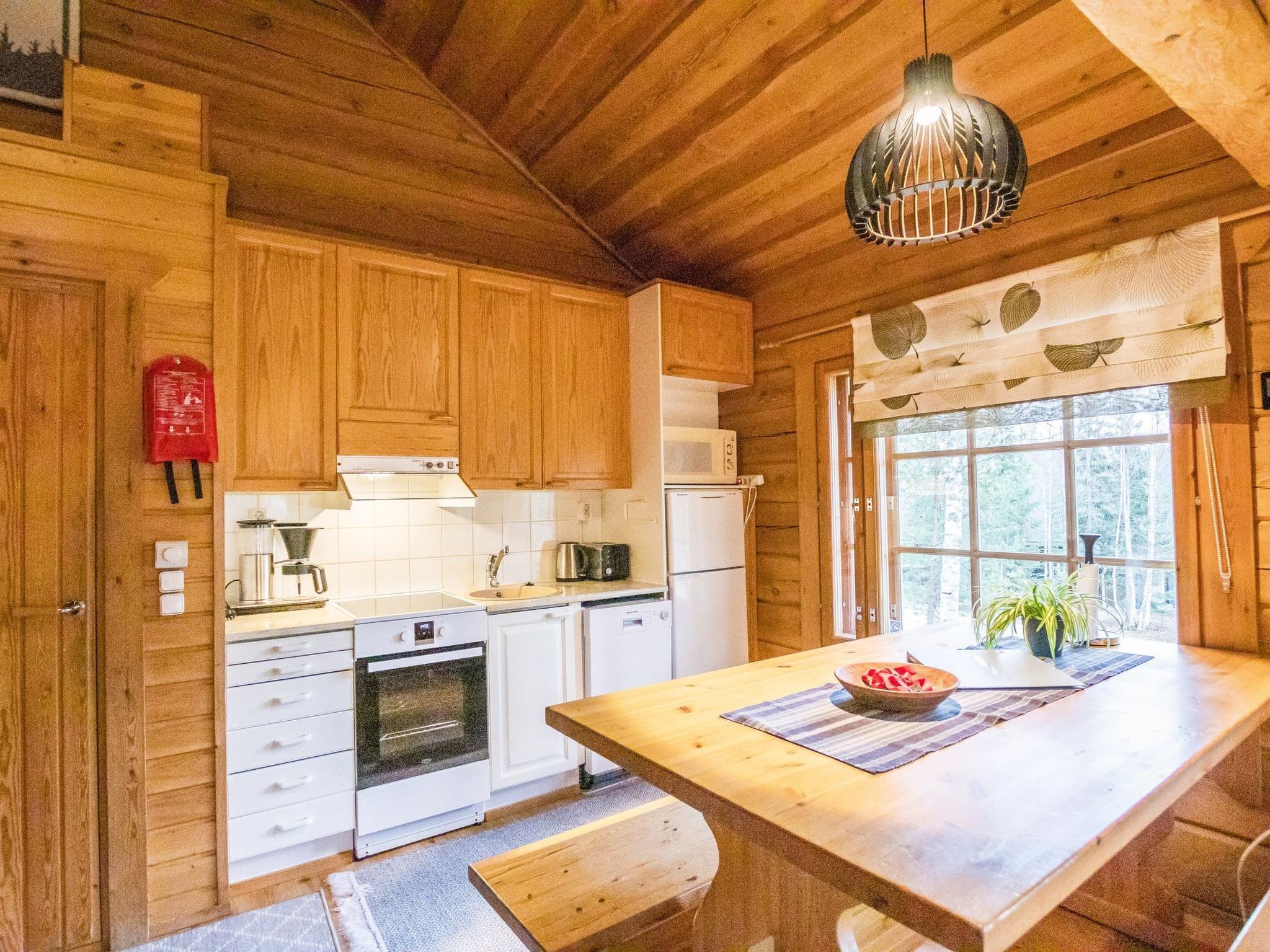 Kjøleskap, mikrobølgeovn, oppvaskmaskin og kjøkkenutstyr