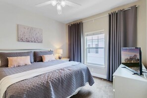 4 Schlafzimmer, Schreibtisch, Bügeleisen/Bügelbrett, Reisekinderbett