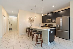 冷蔵庫、電子レンジ、オーブン、食器洗い機