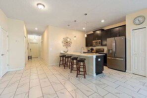 Geladeira, micro-ondas, fogão, lava-louças