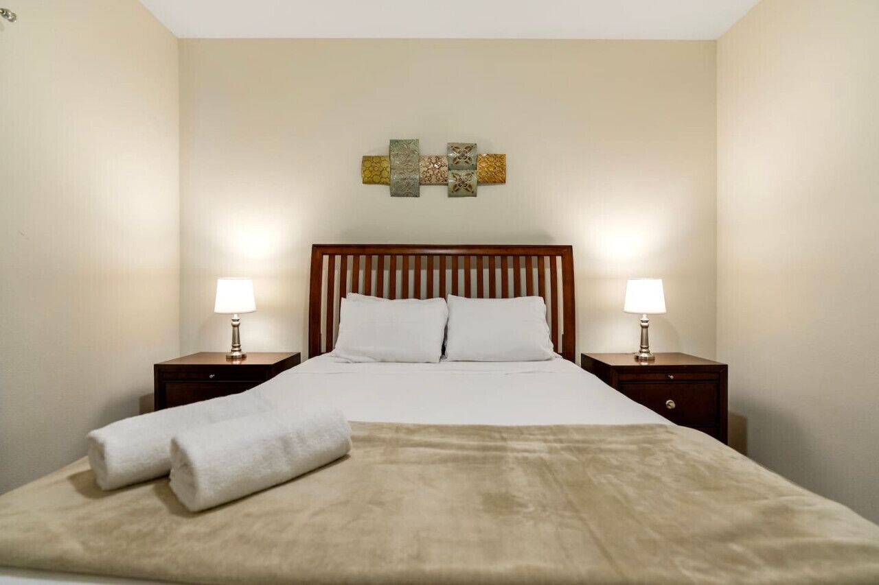 5 bedrooms, desk, iron/ironing board, travel crib