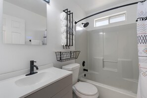 Hair dryer, towels, soap, shampoo - Charming 2-bedroom house with WiFi, AC in lovely Killeen (Killeen)