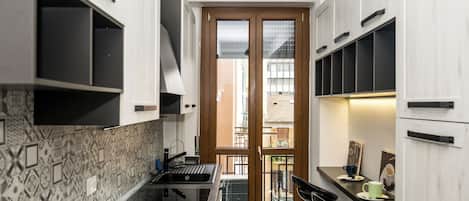 Geschirrspüler, Wasserkocher mit Kaffee-/Teezubehör, Wasserkocher