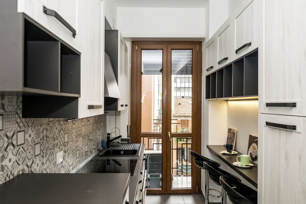 Dishwasher, coffee/tea maker, electric kettle, cookware/dishes/utensils