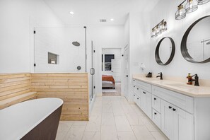 Serviettes fournies, savon, shampoing, papier toilette