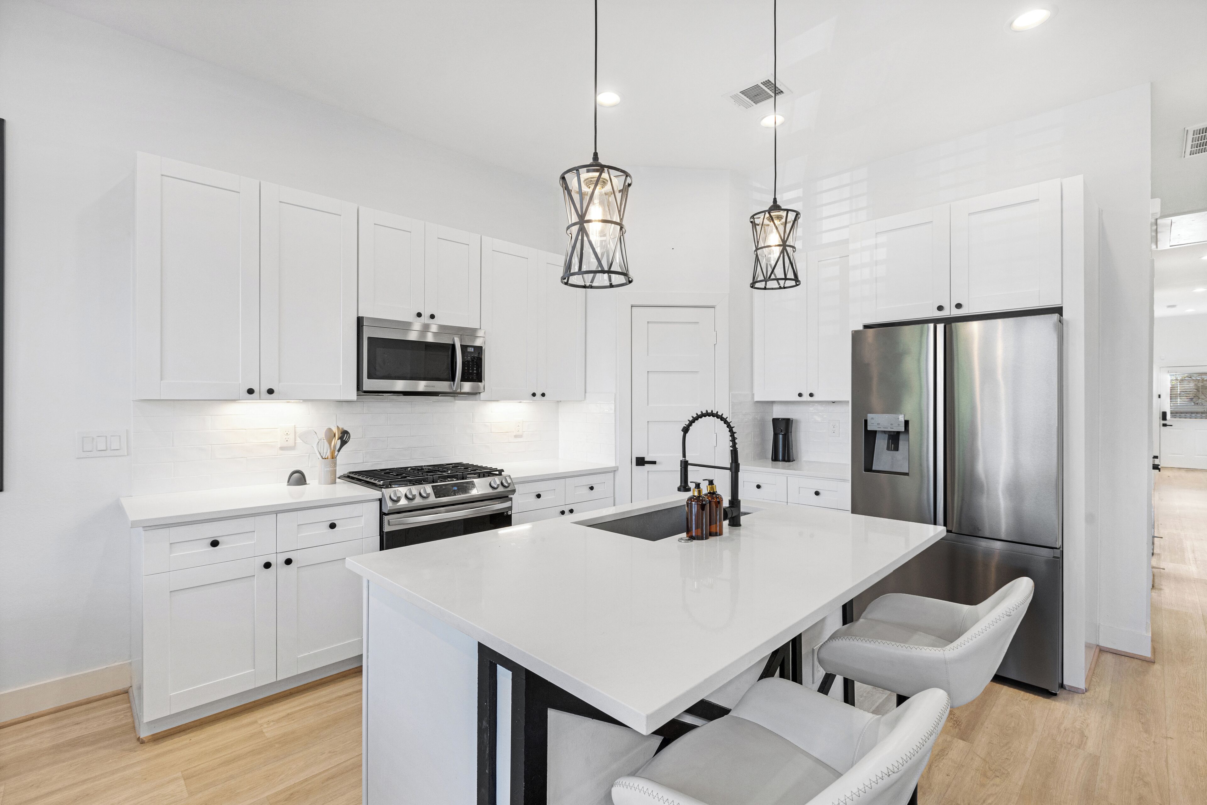 Kjøleskap, mikrobølgeovn, ovn og kokeplater