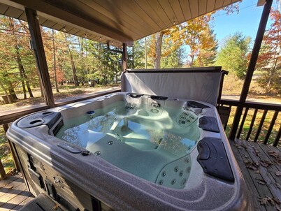 Slips and Slopes- 3 bedroom home with hot tub just minutes from the lake and skiing