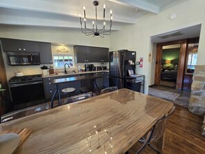 冷蔵庫、電子レンジ、オーブン、コンロ