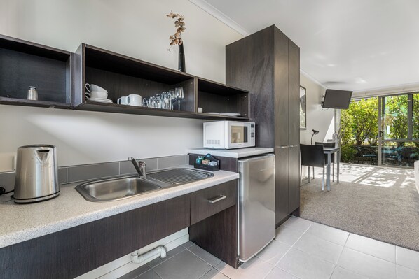 Queen Studio - Accessible | Private kitchen - Dannemora Motor Inn (Auckland)