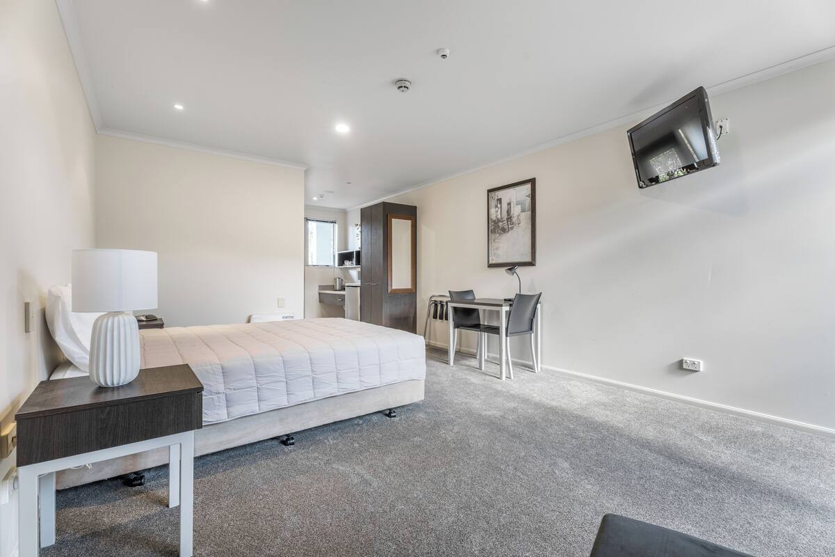 Queen Studio - Accessible | Free WiFi