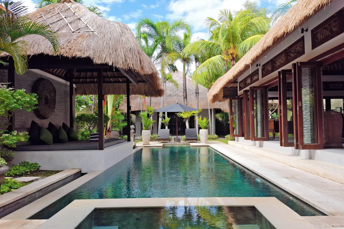 Villa Damai Seminyak | Brankas, setrika/meja setrika, Wi-Fi gratis, dan seprai linen