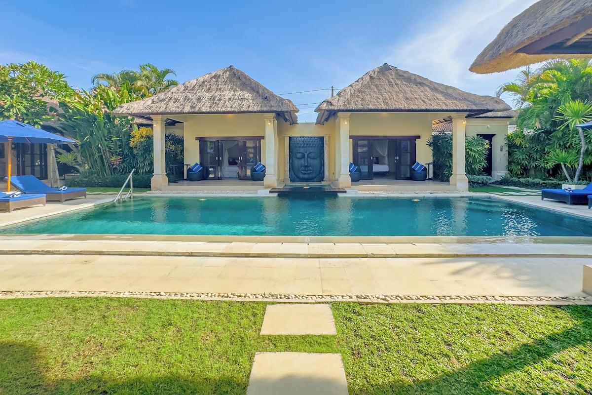 Villa Saphir Seminyak | 4 bedrooms, in-room safe, iron/ironing board, free WiFi