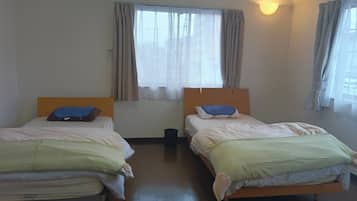 5 bedrooms, desk, free WiFi, bed sheets