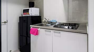 冷蔵庫、電子レンジ、コンロ、調理器具と食器