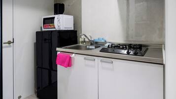 電子レンジ、コンロ、調理器具と食器