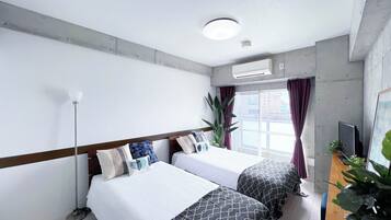 1 室のベッドルーム、デスク、ベッドシーツ