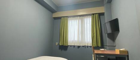 1 habitación, escritorio, tabla de planchar con plancha y wifi gratis