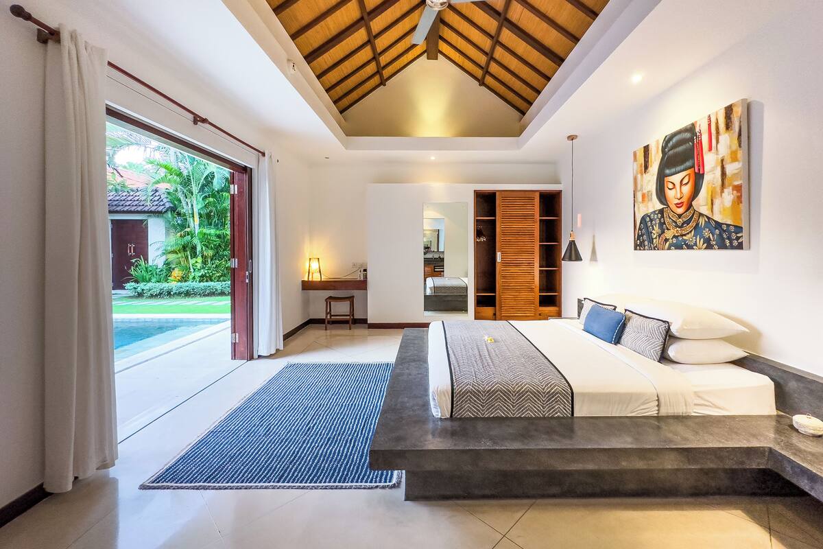 Villa Umah Kupu - Kupu 2 Seminyak | Öryggishólf í herbergi, skrifborð, vinnuaðstaða fyrir fartölvur