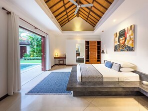 Villa Umah Kupu - Kupu 2 Seminyak | 客房內保險箱、筆電工作空間、熨斗/熨衣板、免費無線上網