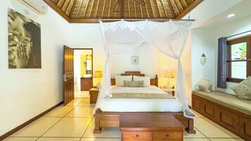 In-room safe, laptop workspace, iron/ironing board, free WiFi