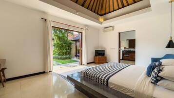 In-room safe, laptop workspace, iron/ironing board, free WiFi