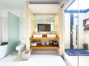 Villa Nakula Seminyak | 浴室 | 免費盥洗用品、吹風機、毛巾、肥皂
