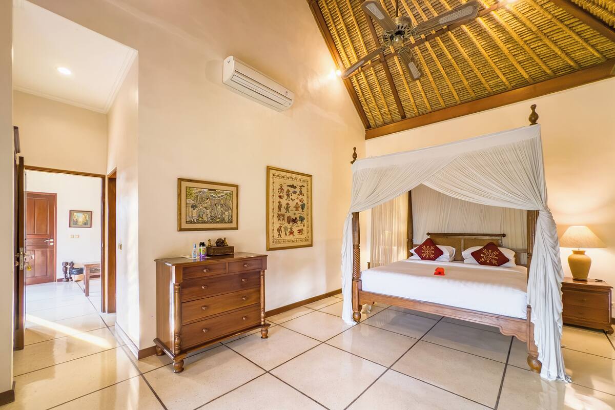 Villa Arjuna Seminyak | Öryggishólf í herbergi, skrifborð, vinnuaðstaða fyrir fartölvur