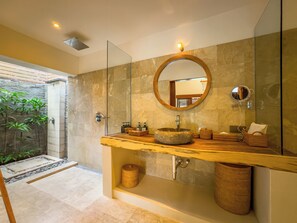 Villa Olive Seminyak | Salle de bain | Articles de toilette (gratuits), séchoir à cheveux, serviettes fournies