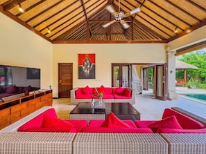 Villa Santi Seminyak | Área de estar | TV de tela plana