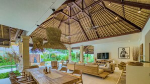 Villa Olive Seminyak | منطقة المعيشة | تلفزيون بشاشة مسطحة