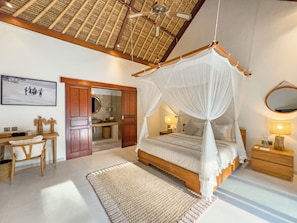 Villa Olive Seminyak | Cofres nos quartos, individualmente decorados