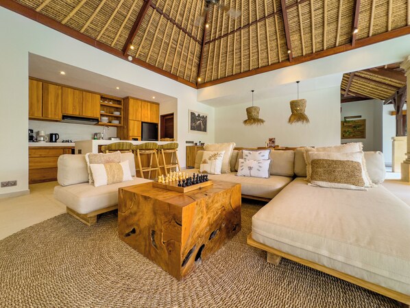 Villa Olive Seminyak | Área de sala de estar | Televisión de pantalla plana 