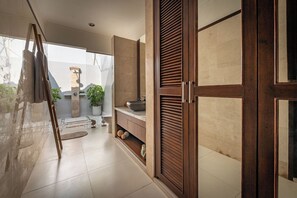 Villa Cemara Seminyak | Kylpyhuone | Ilmaiset hygieniatuotteet, hiustenkuivaaja, pyyhkeet, saippua