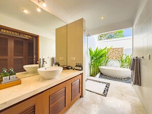 Villa Jaclan Seminyak | Badezimmer | Kostenlose Toilettenartikel, Haartrockner, Handtücher, Seife
