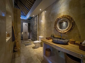 Villa Olive Seminyak | Bathroom | Free toiletries, hair dryer, towels, soap - Villa Bugis Seminyak (Seminyak)