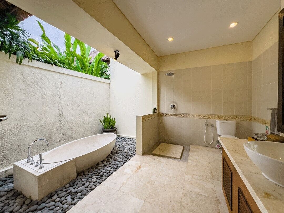 Ein modernes Badezimmer mit einer freistehenden Badewanne, einer Duschkabine und einem Waschbecken.