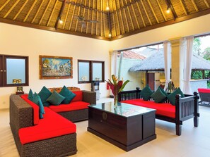 Villa Rama Seminyak | Área de estar | TV de tela plana