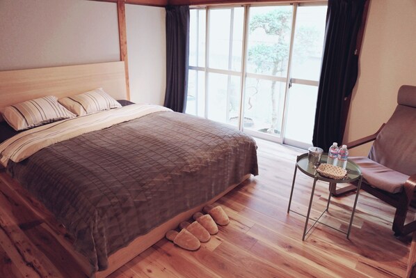 4 bedrooms, desk, iron/ironing board, free WiFi