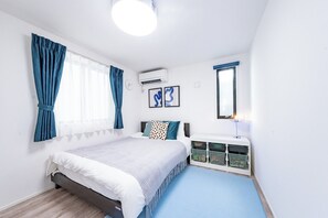 4 quartos, escrivaninha, ferros/tábuas de passar roupa