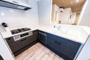 Geladeira, micro-ondas, cooktop, talheres/pratos/utensílios de cozinha