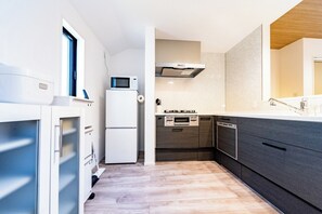 Geladeira, micro-ondas, cooktop, talheres/pratos/utensílios de cozinha