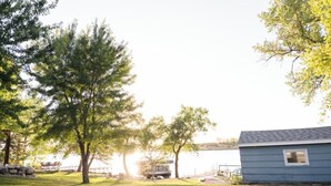 Property grounds - Serene 3-Bedroom Getaway with Stunning Lake Views (Aberdeen)