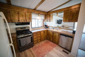 Refrigerador, horno, parrilla de estufa y lavavajillas 