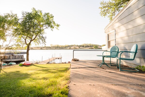 Property grounds - Serene 3-Bedroom Getaway with Stunning Lake Views (Aberdeen)