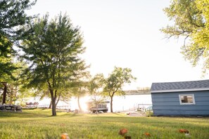 Property grounds - Serene 3-Bedroom Getaway with Stunning Lake Views (Aberdeen)