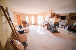 تلفزيون، مدفأة، كُتُب