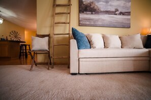 TV, fireplace, books - The Lakeside Retreat (Aberdeen)